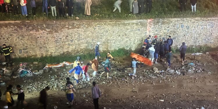 سقوط عرضي لشرطي ومشتبه به في قعر وادٍ بـمراكش وإصابتهما بجروح