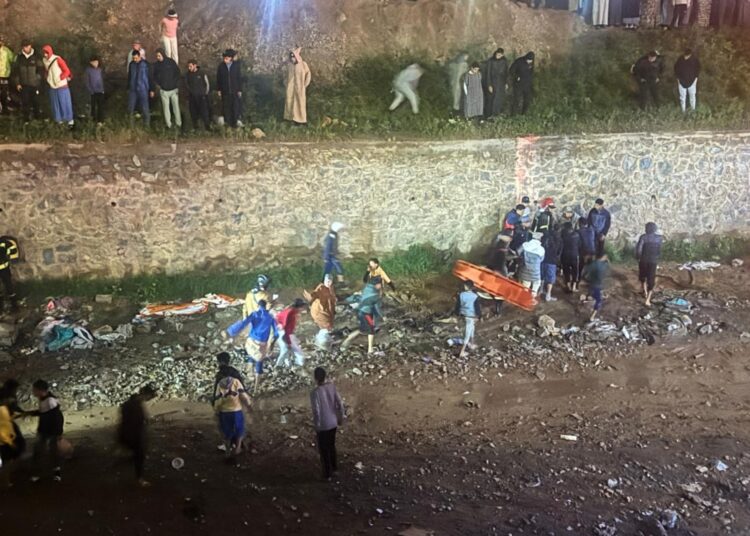 سقوط عرضي لشرطي ومشتبه به في قعر وادٍ بـمراكش وإصابتهما بجروح