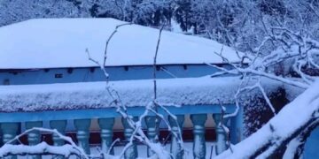 إقليم الحسيمة تحت الرداء الأبيض.. تساقطات ثلجية كثيفة تكسو مرتفعات جبال الريف بجماعة جماعة إساكن.. صور