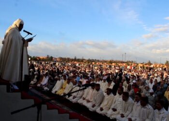 آلاف المصلين يغمرون مصلى سيدي عمارة بمراكش في أجواء روحانية مهيبة احتفالاً بعيد الفطر.. فيديو