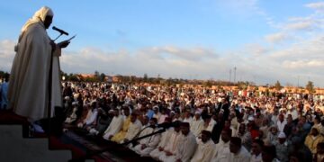 آلاف المصلين يغمرون مصلى سيدي عمارة بمراكش في أجواء روحانية مهيبة احتفالاً بعيد الفطر.. فيديو