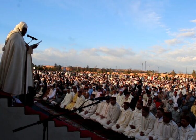 آلاف المصلين يغمرون مصلى سيدي عمارة بمراكش في أجواء روحانية مهيبة احتفالاً بعيد الفطر.. فيديو