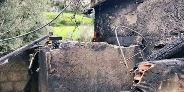 فرحة العيد تنقلب إلى فاجعة مؤلمة.. ألسنة اللهب تلتهم منزل أسرة معوزة.. صور