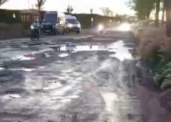 فضيحة طرقية ضواحي مراكش.. حفر خطيرة وروائح خانقة بجوار فندق مصنف تثير استياء المارة