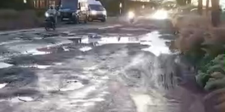 فضيحة طرقية ضواحي مراكش.. حفر خطيرة وروائح خانقة بجوار فندق مصنف تثير استياء المارة