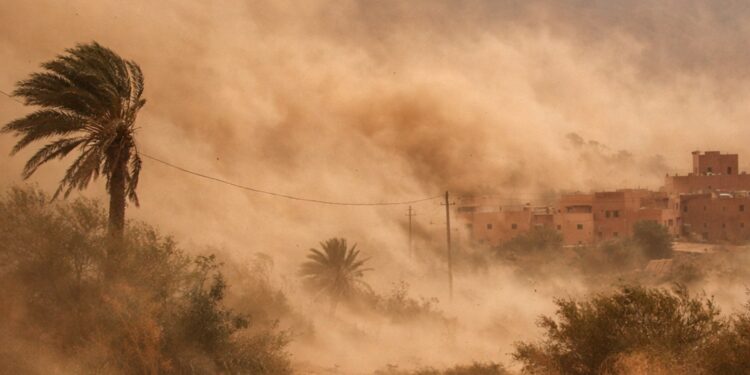 نشرة إنذارية: رياح عاتية وزوابع غبارية تضرب عدة مناطق بالمملكة يوم الاثنين