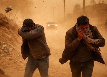 رياح عاتية وزوابع غبارية تضرب هذه المناطق.. نشرة إنذارية برتقالية تحذر من اضطرابات قوية غدا