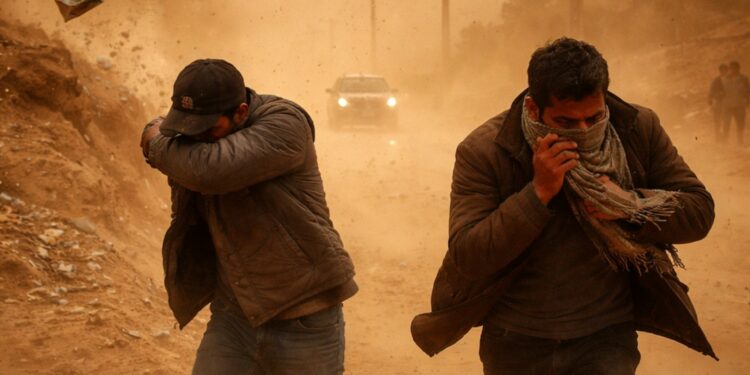 رياح عاتية وزوابع غبارية تضرب هذه المناطق.. نشرة إنذارية برتقالية تحذر من اضطرابات قوية غدا