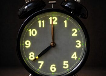 الساعة الإضافية تحت المجهر: اختلالات في النوم وتراجع في التركيز والإنتاجية