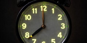 الساعة الإضافية تحت المجهر: اختلالات في النوم وتراجع في التركيز والإنتاجية