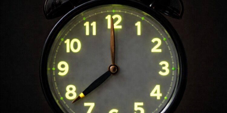 الساعة الإضافية تحت المجهر: اختلالات في النوم وتراجع في التركيز والإنتاجية