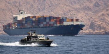 هرمز مفتوح… وطبول التهدئة تُقرع في أخطر ممر نفطي بالعالم