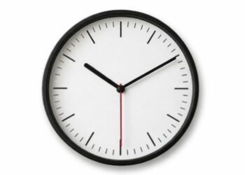 الساعة الإضافية تحت المجهر.. الحكومة تحسم الجدل وتؤكد أن القرار مؤطر بالقانون وليس ارتجالياً