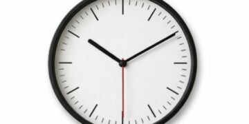 الساعة الإضافية تحت المجهر.. الحكومة تحسم الجدل وتؤكد أن القرار مؤطر بالقانون وليس ارتجالياً