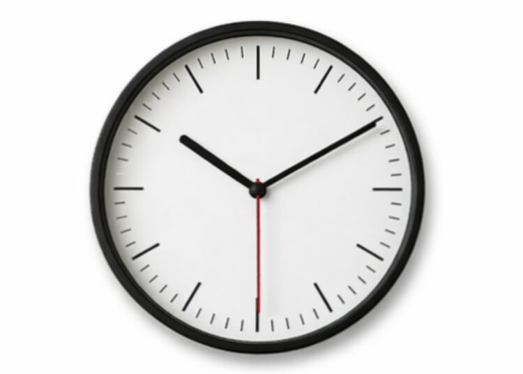 الساعة الإضافية تحت المجهر.. الحكومة تحسم الجدل وتؤكد أن القرار مؤطر بالقانون وليس ارتجالياً