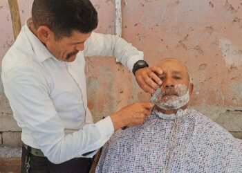 مِقَصُّ السوق الأسبوعي في مواجهة الزوال… حكاية حلاقٍ يقاوم اندثار هذه المهنة لأربعين سنة.. فيديو