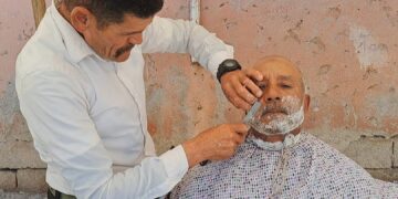 مِقَصُّ السوق الأسبوعي في مواجهة الزوال… حكاية حلاقٍ يقاوم اندثار هذه المهنة لأربعين سنة.. فيديو
