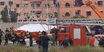 يُهدد بالمـ و ت من جديد.. “محتج العمود الكهربائي” بمراكش يعود إلى الواجهة ويستنفِر السلطات.. فيديو