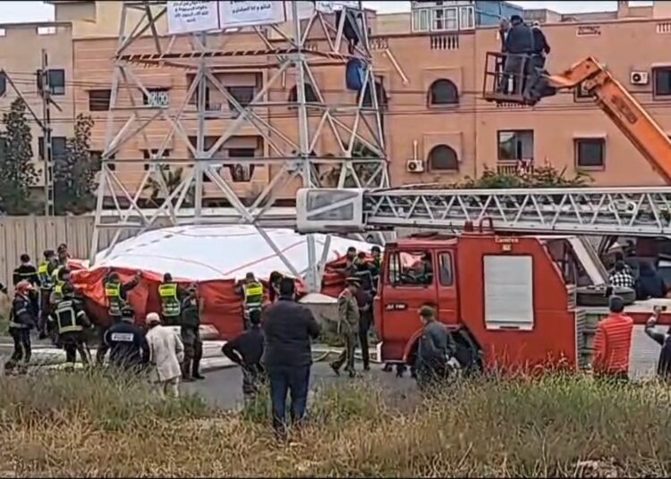 يُهدد بالمـ و ت من جديد.. “محتج العمود الكهربائي” بمراكش يعود إلى الواجهة ويستنفِر السلطات.. فيديو