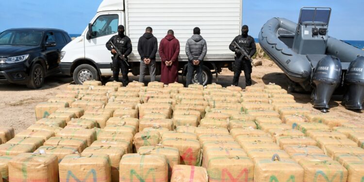 إحباط تهريب 8.6 أطنان من “الشيرا” بضواحي بوجدور وتفكيك خيوط شبكة دولية