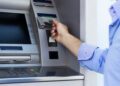 بطاقة بنكية محتجزة 4 أيام.. المحكمة تُلزم بنكاً بتعويض زبونه بـ5000 درهم