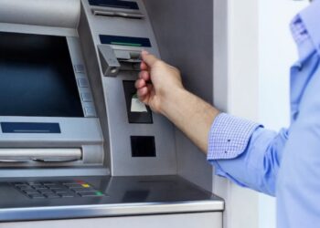 بطاقة بنكية محتجزة 4 أيام.. المحكمة تُلزم بنكاً بتعويض زبونه بـ5000 درهم