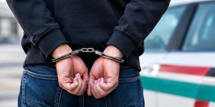 توقيف الشخص الذي تم ضبطه بساحة مدرسة بطنجة يتواجد بها مكتب للتصويت متحوزا لحقيبة بها أوراق انتخابية